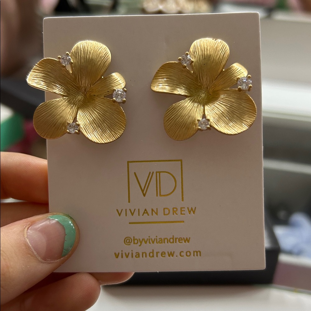 Vivian Drew gold earrings - Picture 5 of 5